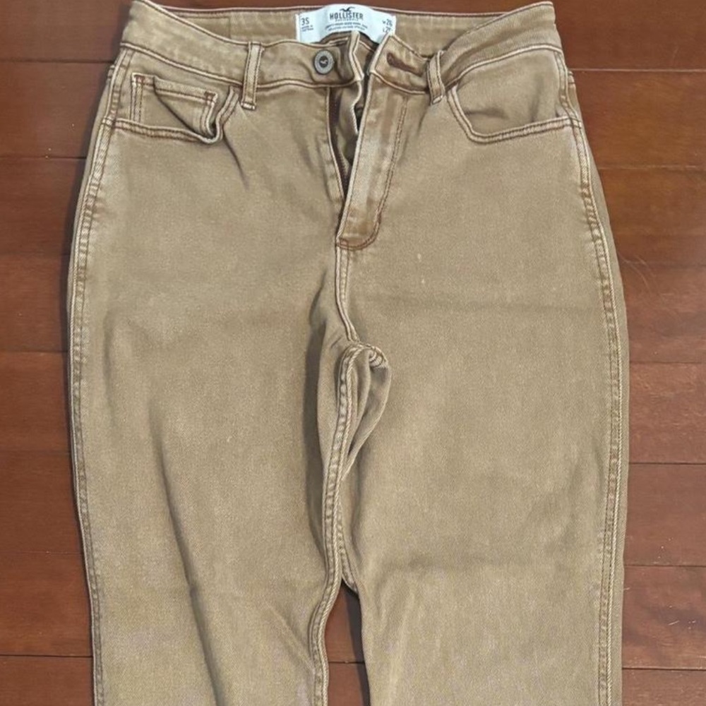 Hollister Curvy High-Rise Mom Jeans in Brown